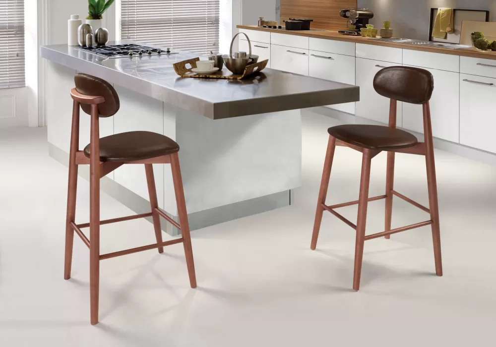 Banqueta Serena Estofada em Madeira Maciça para Cozinha